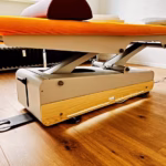 Eine höhenverstellbare Behandlungsliege